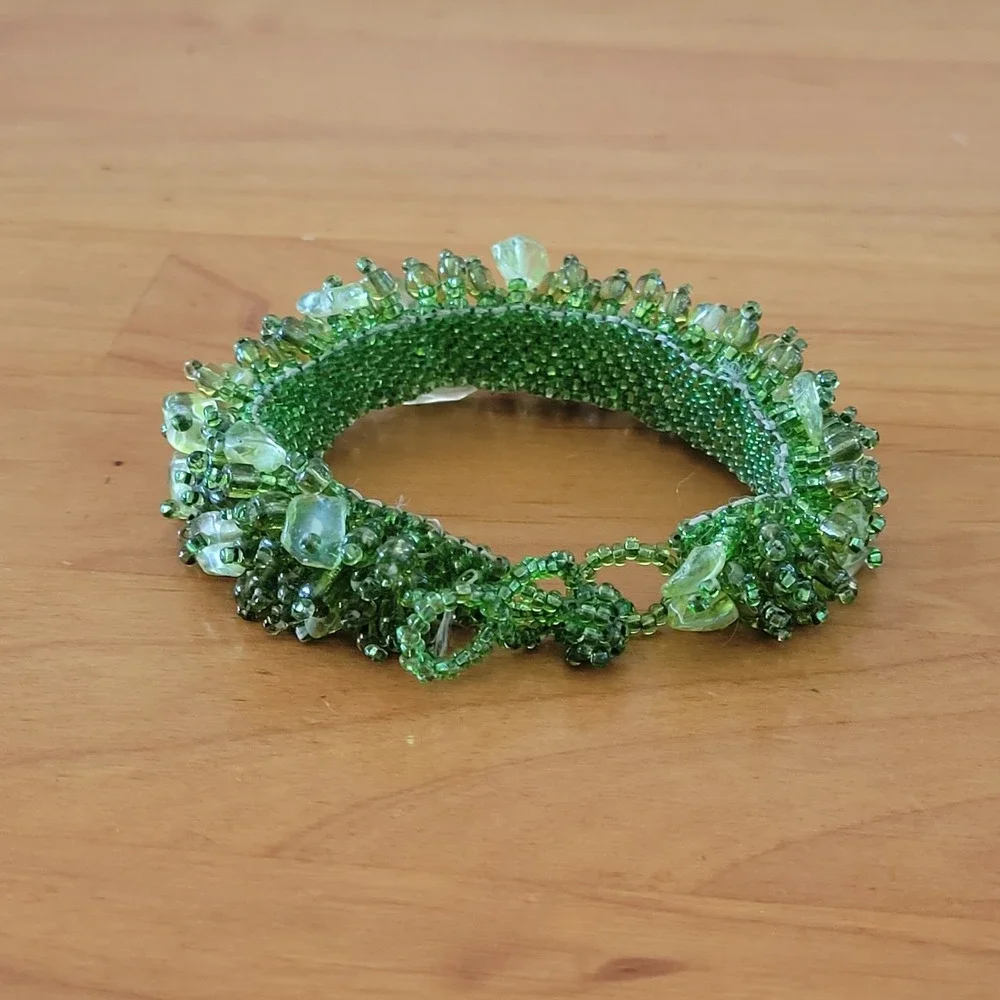 Green Seed Bead Cluster Stretch Bracelet Chip Fringe Boho 2.5 Inch 29g